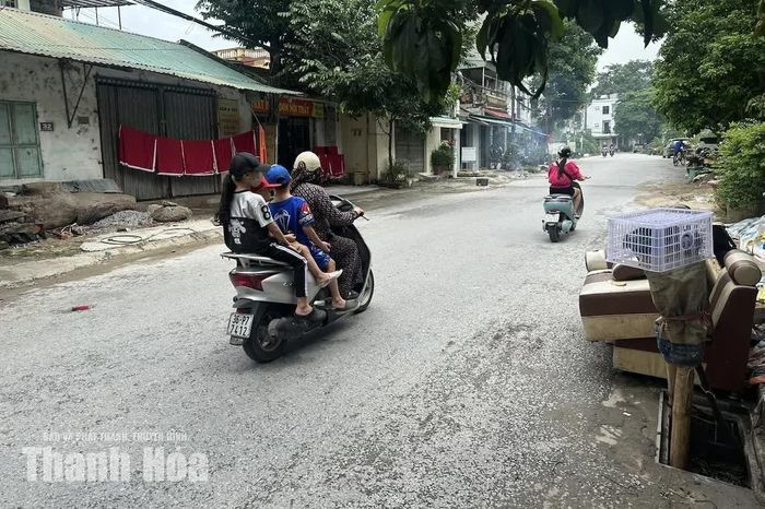 Cống bị mất nắp tại đường Lò Chum, khiến xung quanh trở thành nơi để rác thải sinh hoạt.