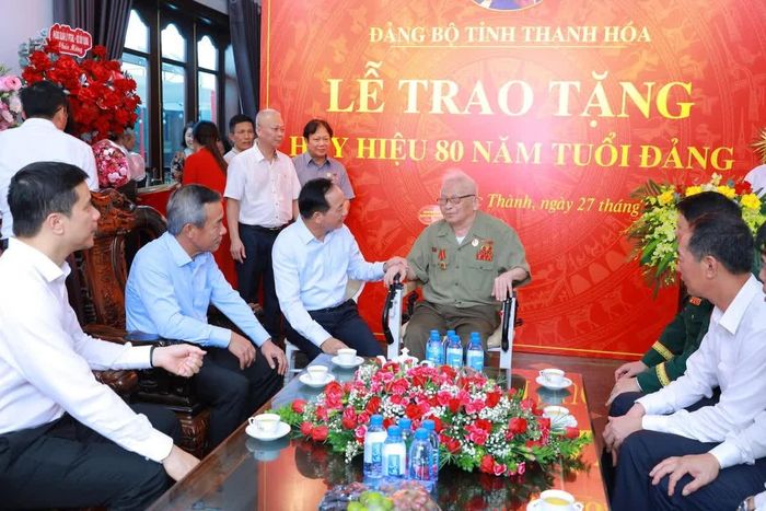 Trưởng Ban Tuyên giáo Trung ương Trịnh Văn Quyết thăm hỏi sức khỏe đảng viên Trịnh Khắc Thuần.