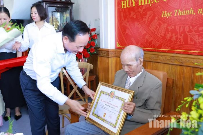 Trưởng Ban Tuyên giáo Trung ương Trịnh Văn Quyết trao Huy hiệu 80 năm tuổi Đảng cho ông Nguyễn Xuân Trớc, sinh năm 1927, ở số nhà 03/319 Lê Thánh Tông, phường Hạc Thành.