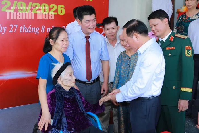Trưởng Ban Tuyên giáo Trung ương Trịnh Văn Quyết thăm hỏi sức khỏe đảng viên Lê Thị Thủy.