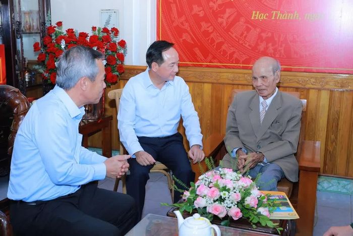 Trưởng Ban Tuyên giáo Trung ương Trịnh Văn Quyết thăm hỏi sức khỏe đảng viên Nguyễn Xuân Trớc.