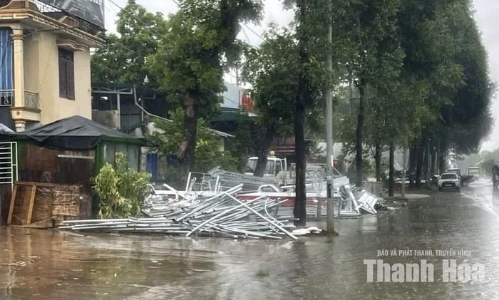 Tình trạng lấn chiếm vỉa hè trong Khu Công nghiệp Tây Bắc Ga - Đình Hương theo phản ánh của Báo điện tử Thanh Hóa ngày 24/8/2026.