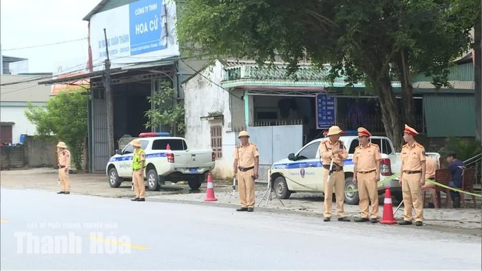 Tổ công tác của Đội CSGT Số 2, Phòng CSGT, Công an tỉnh Thanh Hóa kiểm soát giao thông trên Quốc lộ 47, đoạn qua xã Thọ Phú.