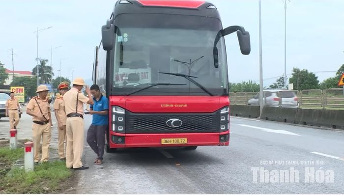 Trạm CSGT Quảng Xương kiểm tra xe khách trên Quốc lộ 1A.
