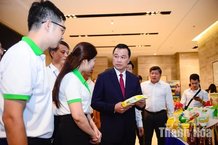 Các đại biểu tham quan, tìm hiểu sản phẩm tiêu biểu được trưng bày tại các gian hàng.