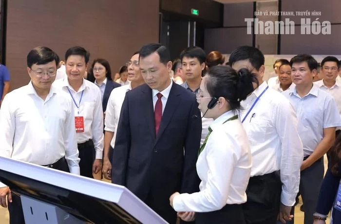 Đại diện doanh nghiệp giới thiệu sản phẩm với Chủ tịch UBND tỉnh Tô Anh Dũng và các đại biểu.