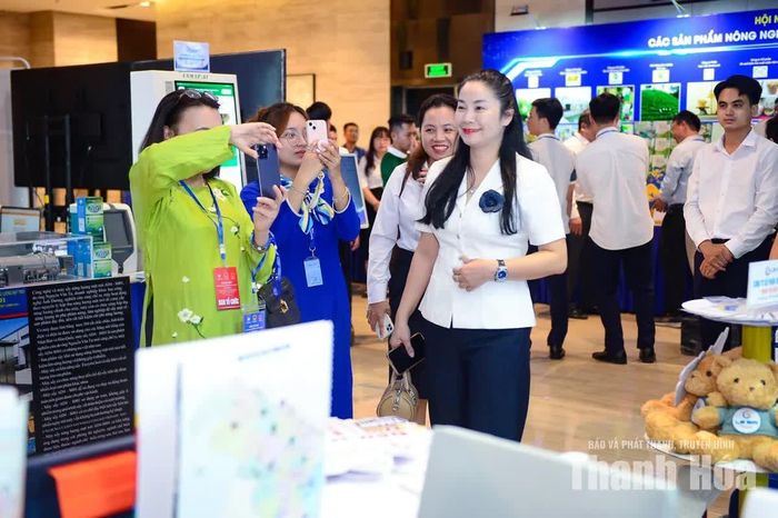 Tại các gian hàng, nhiều sản phẩm, hàng hóa tiêu biểu của doanh nghiệp Thanh Hóa được giới thiệu. Từ các sản phẩm công nghiệp, nông nghiệp đến những sản phẩm đặc trưng, sản phẩm OCOP của địa phương...