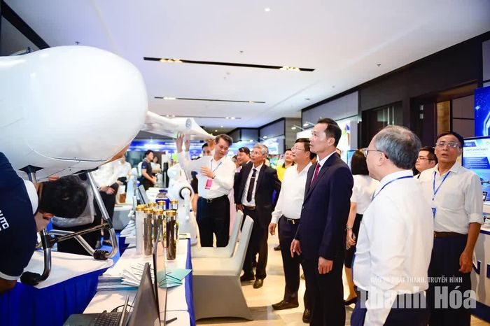 Chủ tịch UBND tỉnh Tô Anh Dũng cùng các đại biểu trực tiếp tham quan, tìm hiểu các sản phẩm được trưng bày; đồng thời trao đổi với đại diện doanh nghiệp về hoạt động sản xuất, kinh doanh và định hướng phát triển trong thời gian tới.