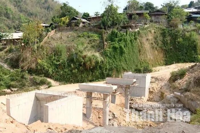 Cây cầu cứng qua suối vào các bản người Mông thuộc tuyến đường Pá Quăn - Tà Cóm đang thi công.