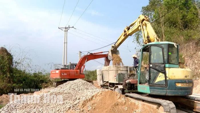 Đơn vị nhà thầu huy động nhân lực, phương tiện mở đường tuyến Pá Quăn - Tà Cóm.