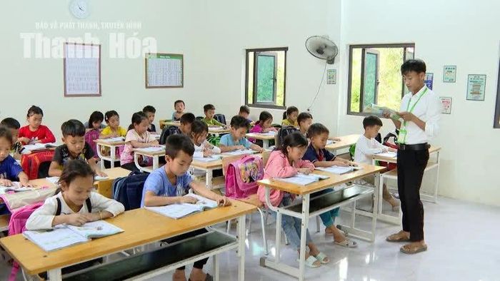 Thầy giáo Lý A Nhia và các em học sinh điểm trường Tà Cóm. Ảnh tư liệu