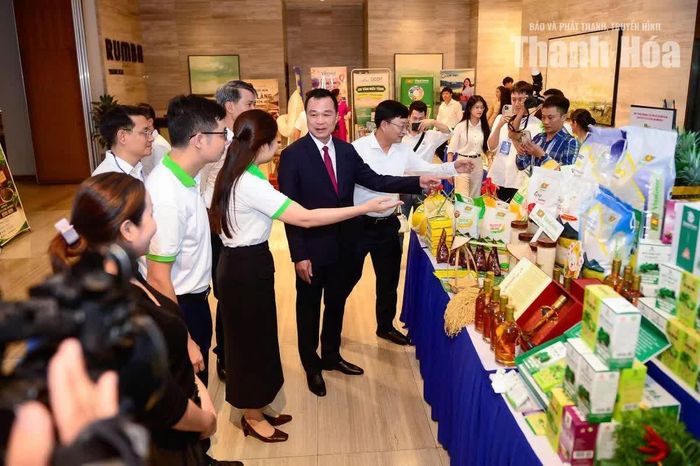 Chủ tịch UBND tỉnh Tô Anh Dũng tham quan gian hàng nông sản tỉnh Thanh Hóa.