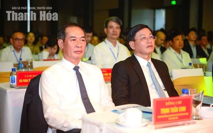 Phó Bí thư Tỉnh ủy Trịnh Tuấn Sinh và Phó Chủ tịch Thường trực UBND tỉnh Mai Xuân Liêm dự hội nghị.