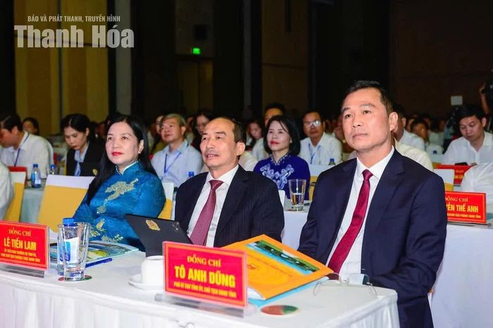 Chủ tịch UBND tỉnh Tô Anh Dũng và các đại biểu dự hội nghị.