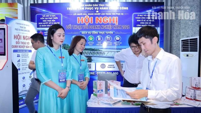 Không khí tại khu vực tư vấn luôn có sự tương tác liên tục giữa đại biểu và tư vấn viên, nhân viên của các đơn vị, thể hiện rõ tinh thần đồng hành, tháo gỡ khó khăn cho doanh nghiệp.