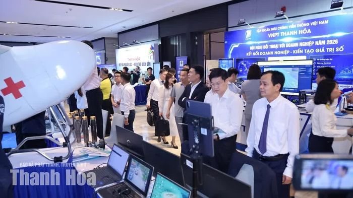 Ngoài giới thiệu thế mạnh của tỉnh về các sản phẩm nông nghiệp, sản phẩm OCOP; các gian hàng trưng bày sản phẩm công nghệ là điểm nhấn tại hội nghị năm nay. (Trong ảnh: Đại biểu tham quan, tìm hiểu về máy bay không người lái vận chuyển thiết bị y tế. Đây là một mô hình hiện đại, góp phần xây dựng hệ sinh thái y tế thông minh và nâng cao chất lượng chăm sóc sức khỏe Nhân dân).