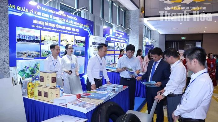 Các đại biểu tham quan gian trưng bày của Ban Quản lý Khu Kinh tế Nghi Sơn và các Khu công nghiệp tỉnh.