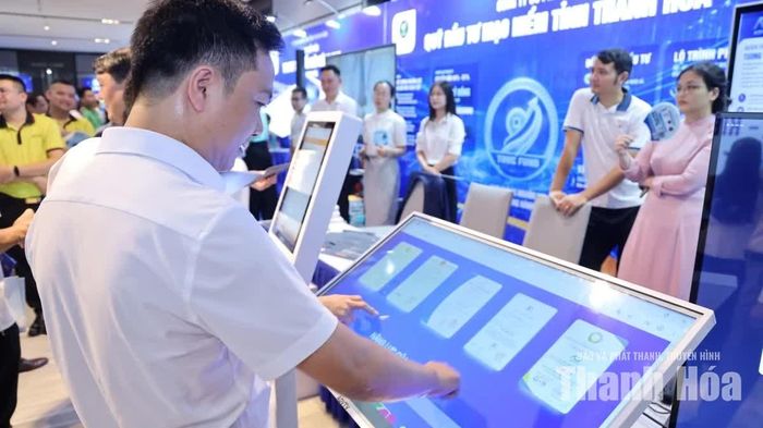 Trong đó, các mô hình như nhà thông minh, trạm thời tiết, hệ thống tưới cây trồng hay robot hỗ trợ thủ tục hành chính thu hút sự chú ý của khách tham quan.