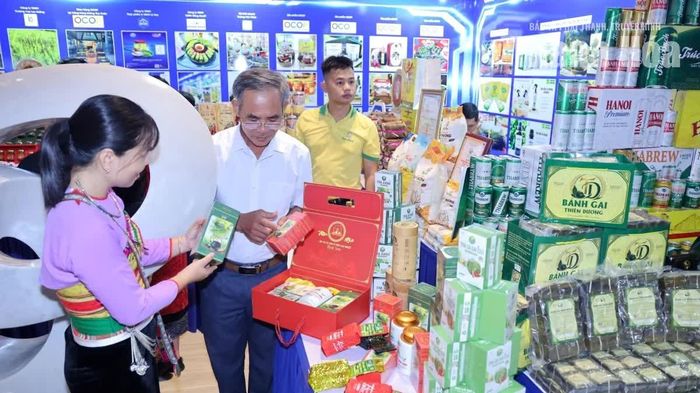 Khu vực giới thiệu sản phẩm OCOP và sản phẩm nông nghiệp đặc trưng của tỉnh cũng thu hút đông đảo khách tham quan. Các sản phẩm được sắp xếp khoa học, đội ngũ tư vấn viên sẵn sàng cung cấp các thông tin về sản phẩm, từ nông sản chế biến, thực phẩm đặc trưng đến các sản phẩm công nghiệp nông thôn tiêu biểu, tạo nên một không gian vừa gần gũi vừa giàu sức hấp dẫn.
