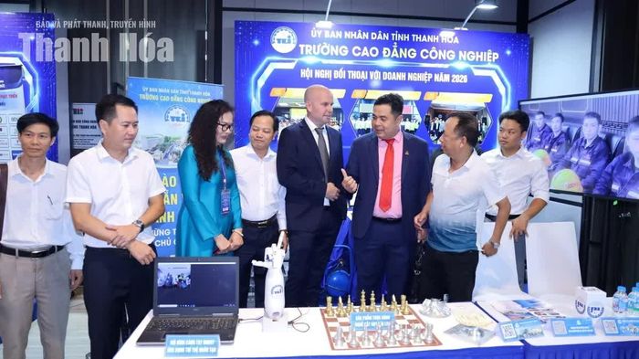 Trước giờ hội nghị chính thức diễn ra, các nhà đầu tư nước ngoài đã dành thời gian tham quan, tìm hiểu các lĩnh vực quan tâm tại sự kiện.