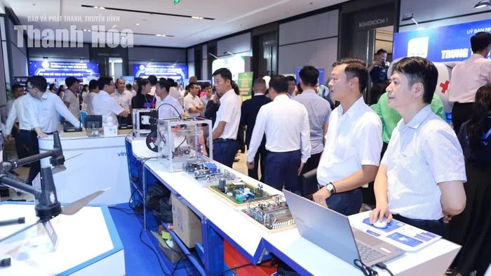 Tại khu vực trưng bày khoa học - công nghệ và chuyển đổi số, nhiều đại biểu dành sự quan tâm, tham gia trải nghiệm các mô hình, thiết bị công nghệ cao.
