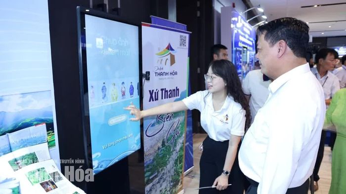 Tại các khu vực tư vấn, nhiều đại biểu chủ động trao đổi với cán bộ các sở, ngành về những vấn đề doanh nghiệp đang quan tâm.
