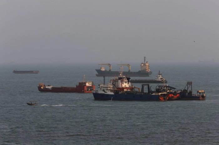 Các tàu thả neo tại eo biển Hormuz, ngoài khơi Bandar Abbas, Iran, ngày 10/8. Ảnh: Bloomberg.