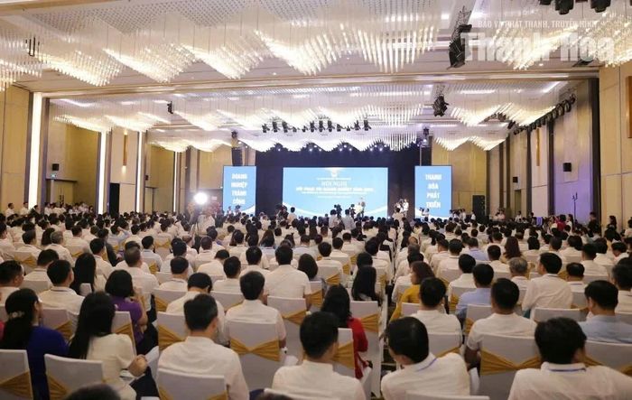 Kính thưa toàn thể hội nghị!