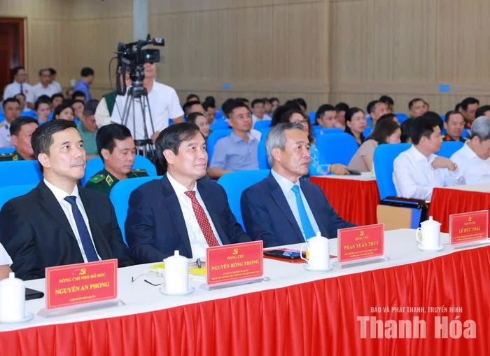 Bí thư Tỉnh ủy Lê Đức Thái và Phó Bí thư Thường trực Tỉnh ủy Nguyễn Hồng Phong cùng đại biểu dự lễ bế mạc.