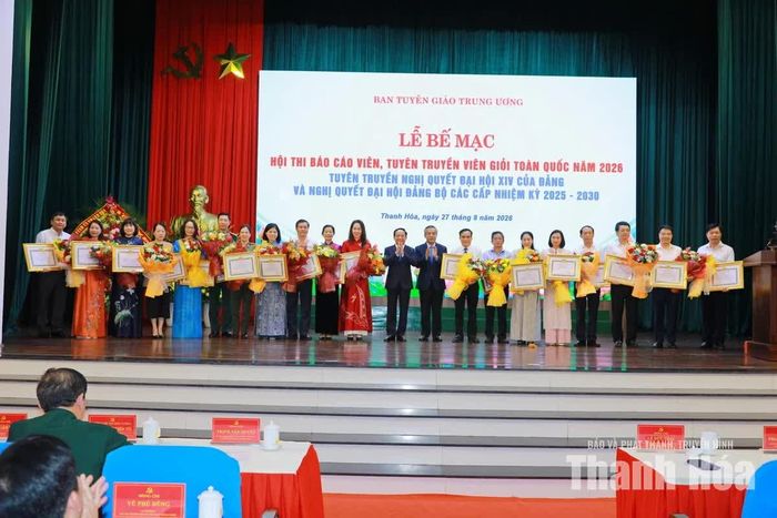Trưởng Ban Tuyên giáo Trung ương Trịnh Văn Quyết và Bí thư Tỉnh ủy Thanh Hóa Lê Đức Thái trao Bằng khen của Ban Tuyên giáo Trung ương cho các đơn vị có thành tích xuất sắc.