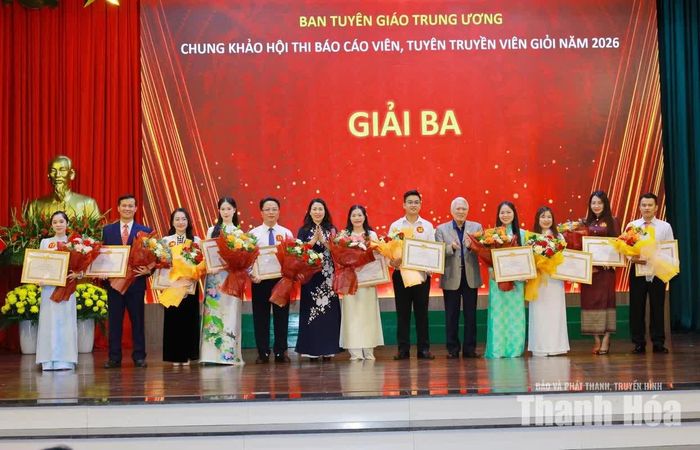 Ban Tổ chức trao giải Ba và tặng hoa cho các báo cáo viên.