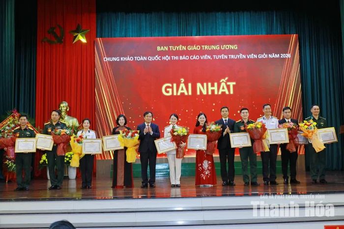 Phó Bí thư Thường trực Tỉnh ủy Thanh Hóa Nguyễn Hồng Phong và Phó Trưởng Ban Tuyên giáo Trung ương, Trưởng Ban Tổ chức hội thi Phan Xuân Thủy trao giải Nhất và tặng hoa chúc mừng cho các báo cáo viên.