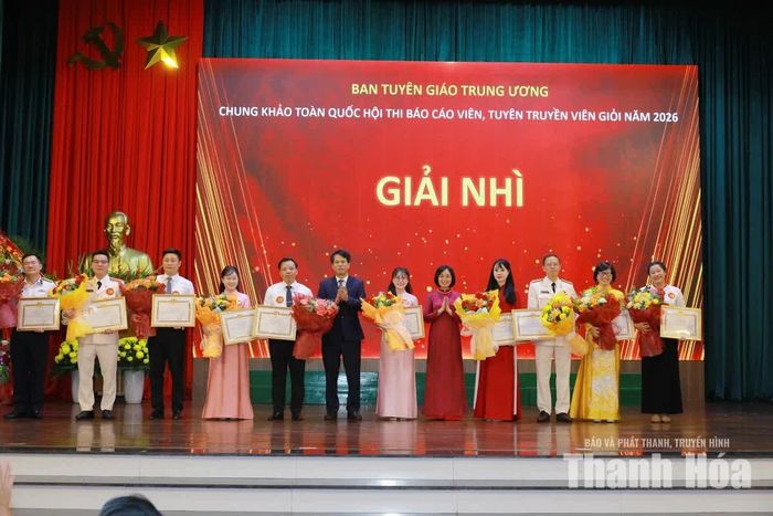 TS Đỗ Phương Thảo, Vụ trưởng Vụ Thông tin - Đối ngoại, Ban Tuyên giáo Trung ương và Trưởng Ban Tuyên giáo và Dân vận Tỉnh ủy Thanh Hóa Đào Xuân Yên trao giải Nhì, tặng hoa chúc mừng các báo cáo viên.