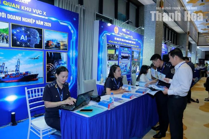 Cán bộ chuyên môn Chi cục Hải quan Khu vực X hướng dẫn doanh nghiệp về các thủ tục hành chính trong lĩnh vực Hải quan.