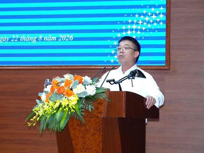 Ông Nghiêm Đình Sơn, Chủ tịch Công đoàn, Phó Giám đốc Công ty Điện lực Thanh Hóa chúc mừng những thành tích mà các cháu là con cán bộ, công nhân viên đã đạt được trong năm học 2025-2026.
