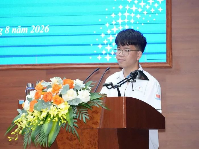 Em Lê Duy Khánh đạt Huy chương Bạc Olympic Vật lý quốc tế phát biểu tại lễ tuyên dương.