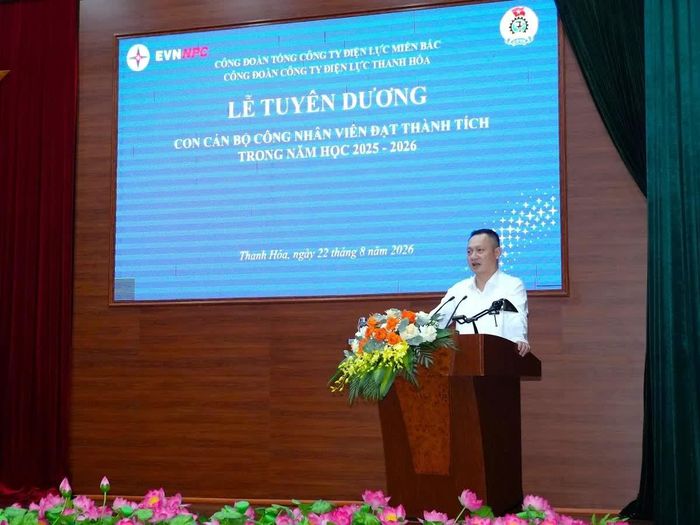 Ông Hoàng Hải, Giám đốc Công ty Điện lực Thanh Hóa phát biểu tại lễ tuyên dương.