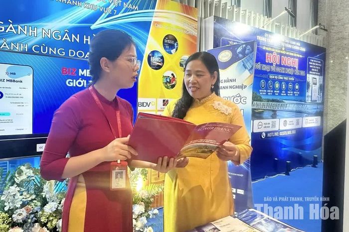Tại gian trưng bày, doanh nghiệp và khách tham dự được giới thiệu, tư vấn về các gói tín dụng ưu đãi, dịch vụ tài chính số, giải pháp thanh toán không dùng tiền mặt cùng nhiều sản phẩm, dịch vụ ngân hàng hiện đại.