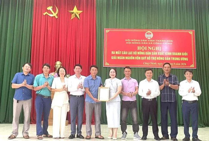 Đại diện lãnh đạo Hội Nông dân tỉnh trao Giấy chứng nhận VietGAP cho các hộ nông dân trồng riềng xã Công Chính.
