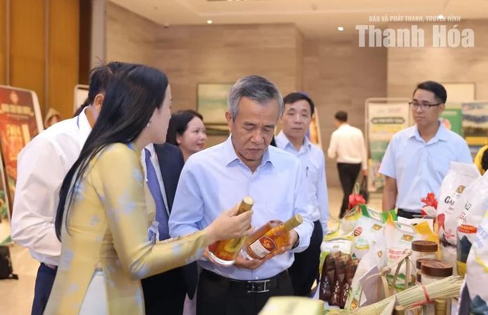 Bí thư Tỉnh ủy Lê Đức Thái tìm hiểu sản phẩm OCOP tại gian hàng.
