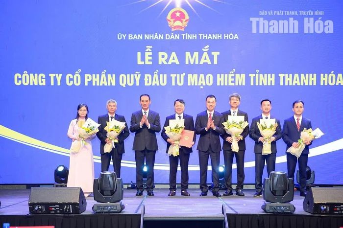 Phó Bí thư Tỉnh ủy, Chủ tịch UBND tỉnh Tô Anh Dũng và Phó Bí thư Tỉnh ủy Trịnh Tuấn Sinh tặng hoa chúc mừng ban lãnh đạo Công ty CP Quỹ Đầu tư mạo hiểm Thanh Hóa.