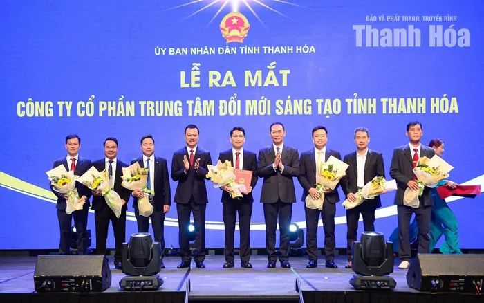 Phó Bí thư Tỉnh ủy, Chủ tịch UBND tỉnh Tô Anh Dũng và Phó Bí thư Tỉnh ủy Trịnh Tuấn Sinh tặng hoa chúc mừng ban lãnh đạo Công ty CP Trung tâm Đổi mới sáng tạo Thanh Hóa.