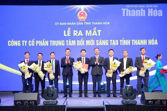 Các đồng chí: Tô Anh Dũng, Phó Bí thư Tỉnh ủy, Chủ tịch UBND tỉnh; Trịnh Tuấn Sinh, Phó Bí thư Tỉnh ủy, Chủ tịch Ủy ban MTTQ tỉnh trao Giấy chứng nhận ra mắt Công ty CP Trung tâm Đổi mới sáng tạo tỉnh Thanh Hóa.
