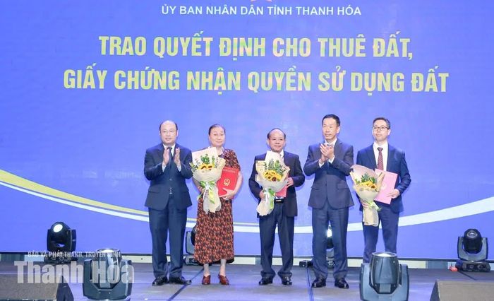 Các đồng chí Phó Chủ tịch UBND tỉnh trao Quyết định và tặng hoa chúc mừng các doanh nghiệp.