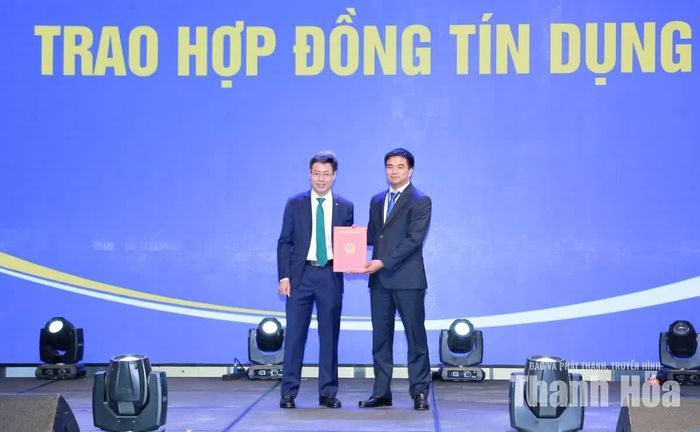 Tổng Giám đốc Công ty Cổ phần Đầu tư hạ tầng Công nghiệp Tân Cảng nhận Hợp đồng tín dụng dự án Đầu tư xây dựng và kinh doanh kết cấu hạ tầng Khu công nghiệp Tân Cảng Thanh Hóa, hạn mức 1.379 tỷ đồng.