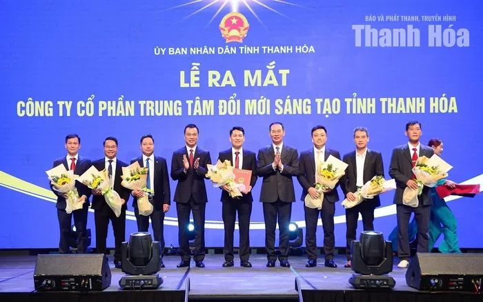 Phó Bí thư Tỉnh ủy, Chủ tịch UBND tỉnh Tô Anh Dũng và Phó Bí thư Tỉnh ủy Trịnh Tuấn Sinh tặng hoa chúc mừng ban lãnh đạo Công ty CP Trung tâm Đổi mới sáng tạo Thanh Hóa. Ảnh: Hoàng Đông