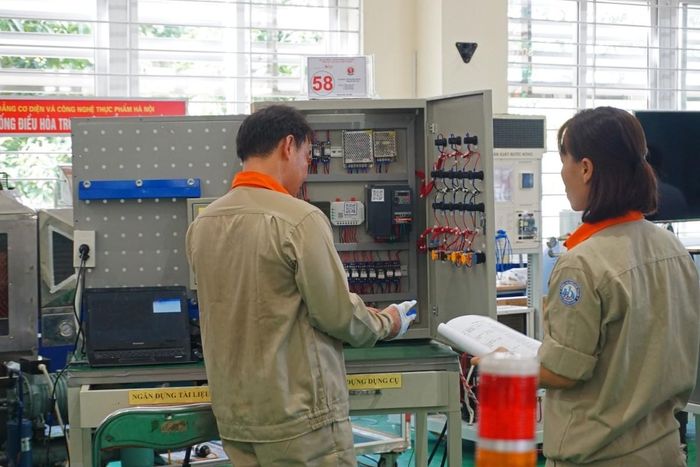 Lao động làm việc trong lĩnh vực kỹ thuật. Ảnh: Nhật Dương.