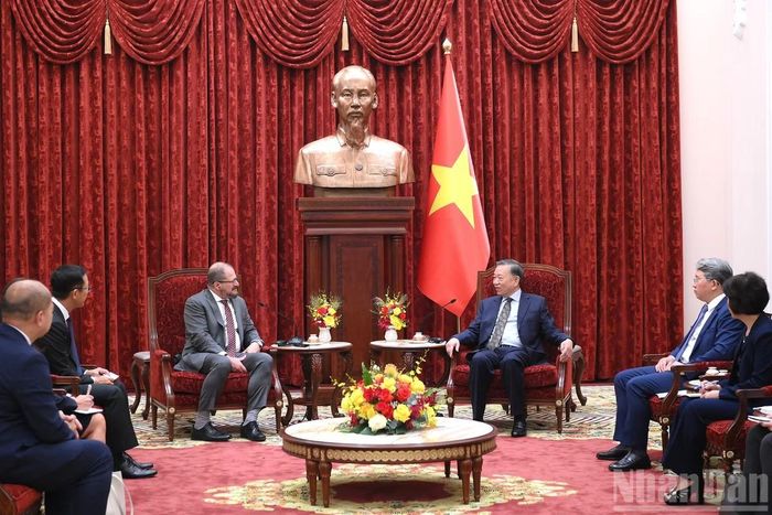 Tổng Bí thư, Chủ tịch nước Tô Lâm tiếp ông Cristiano Amon, Chủ tịch kiêm Tổng Giám đốc Điều hành Tập đoàn Qualcomm (Hoa Kỳ). Ảnh: Nhân Dân.
