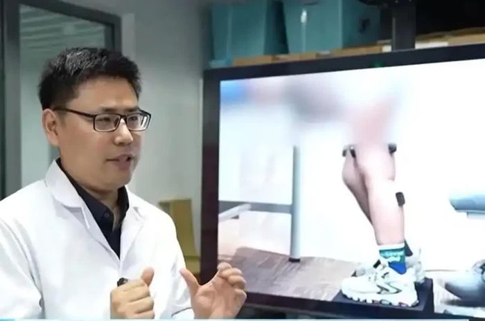 Thiết bị robot đeo siêu nhẹ, có khả năng hỗ trợ phục hồi chức năng thần kinh cơ ở trẻ mắc bệnh teo cơ tủy sống. Ảnh: The Star