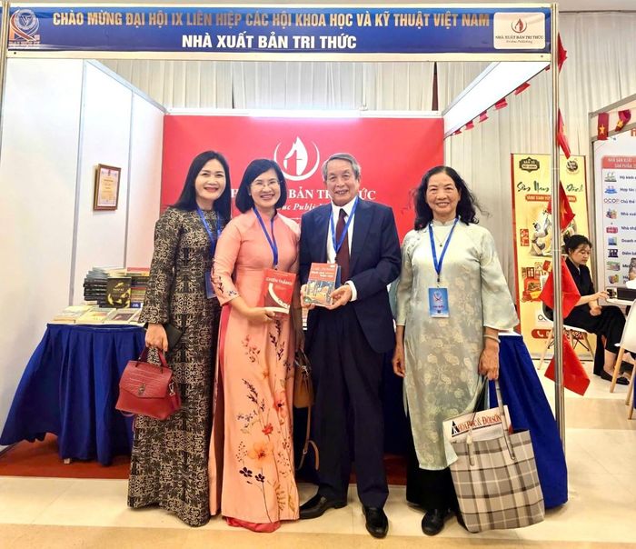 Các đại biểu thăm quan gian hàng triển lãm của Nhà Xuất bản Tri thức